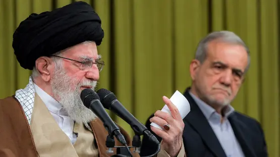 تقارير عبرية: خامنئي وبزشكيان ضمن “بنك أهداف” الهجوم الجوي على إيران