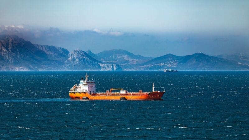 هرمز: 20 ألف بحار عالقون وإيران تحتفظ بزمام السيطرة.. أزمة الشحن العالمي