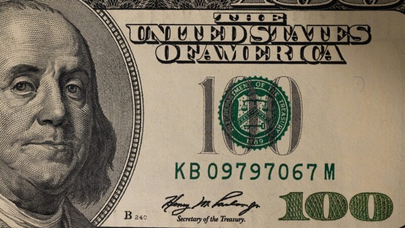 الدولار يلامس 54 جنيهاً في مصر.. هل اخترق سعر الصرف حاجزاً جديداً؟