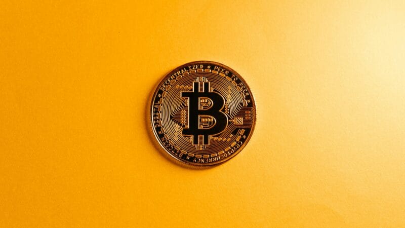 بيتكوين ينهار إلى 66,400 دولار والذهب يقفز.. من الملاذ الحقيقي في زمن الأزمات؟