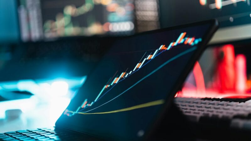 بورصات الخليج تتباين.. وقطر للطاقة توقف إنتاج بتروكيماويات بعد ضربة إيرانية