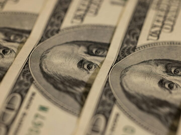 الدولار يتخطى 54 جنيهاً في مصر.. هل وصلنا لسعر التوازن أم الرحلة لم تنته؟