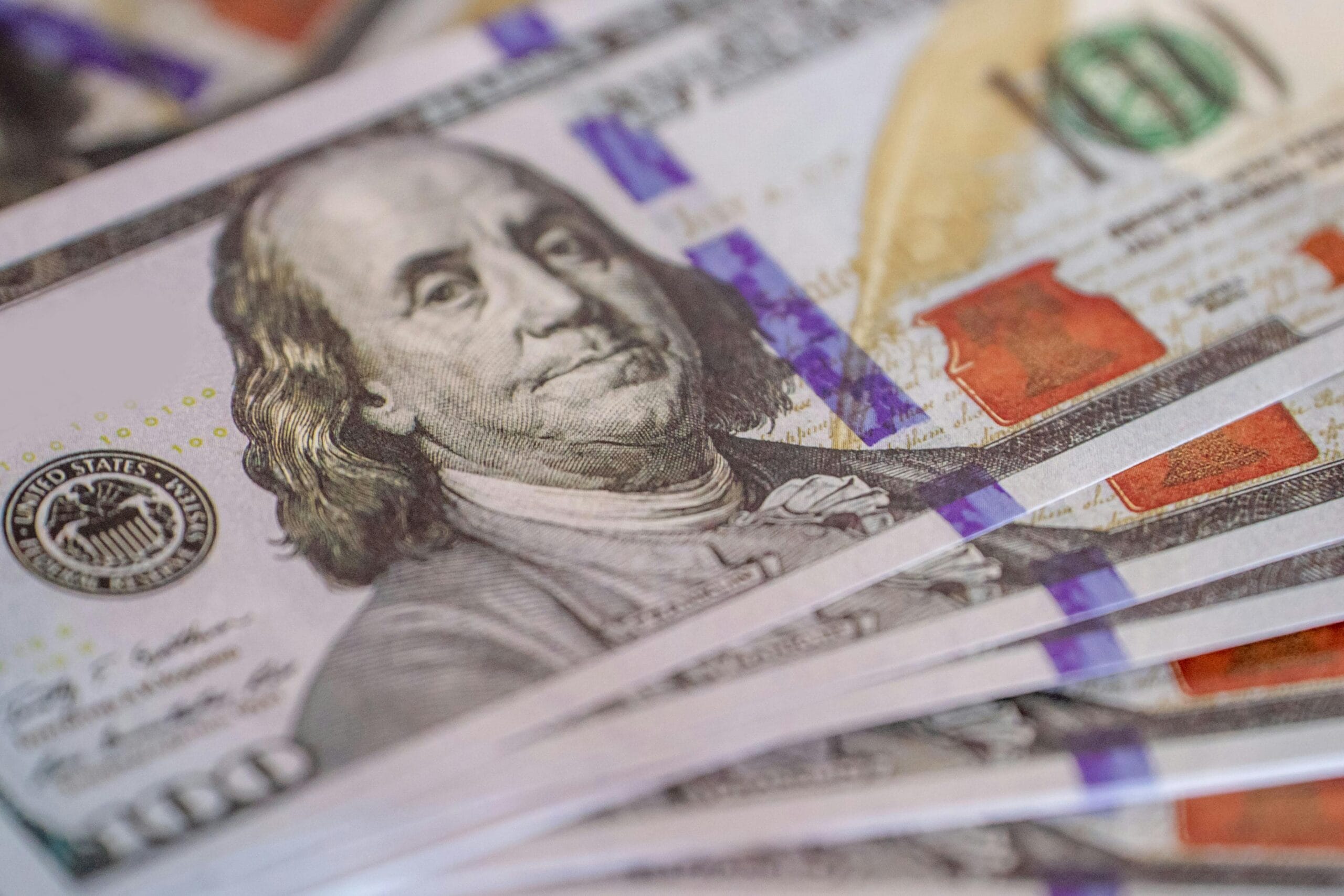 الأجانب يشترون 12.2 مليار جنيه أذون خزانة مصرية في أسبوع.. ماذا يعني عودة الأموال الساخنة؟